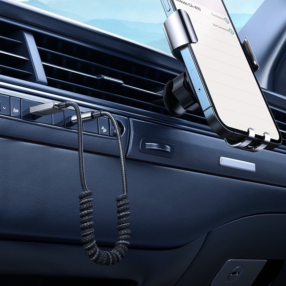 Ein Handyhalter mit Ladekabel in einem Auto.