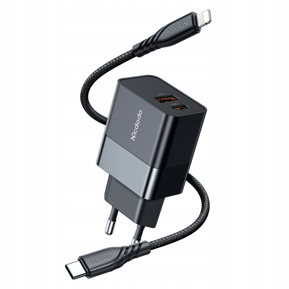 USB-A ve USB-C bağlantı noktalı siyah McDodo şarj cihazı ve iki kablo.