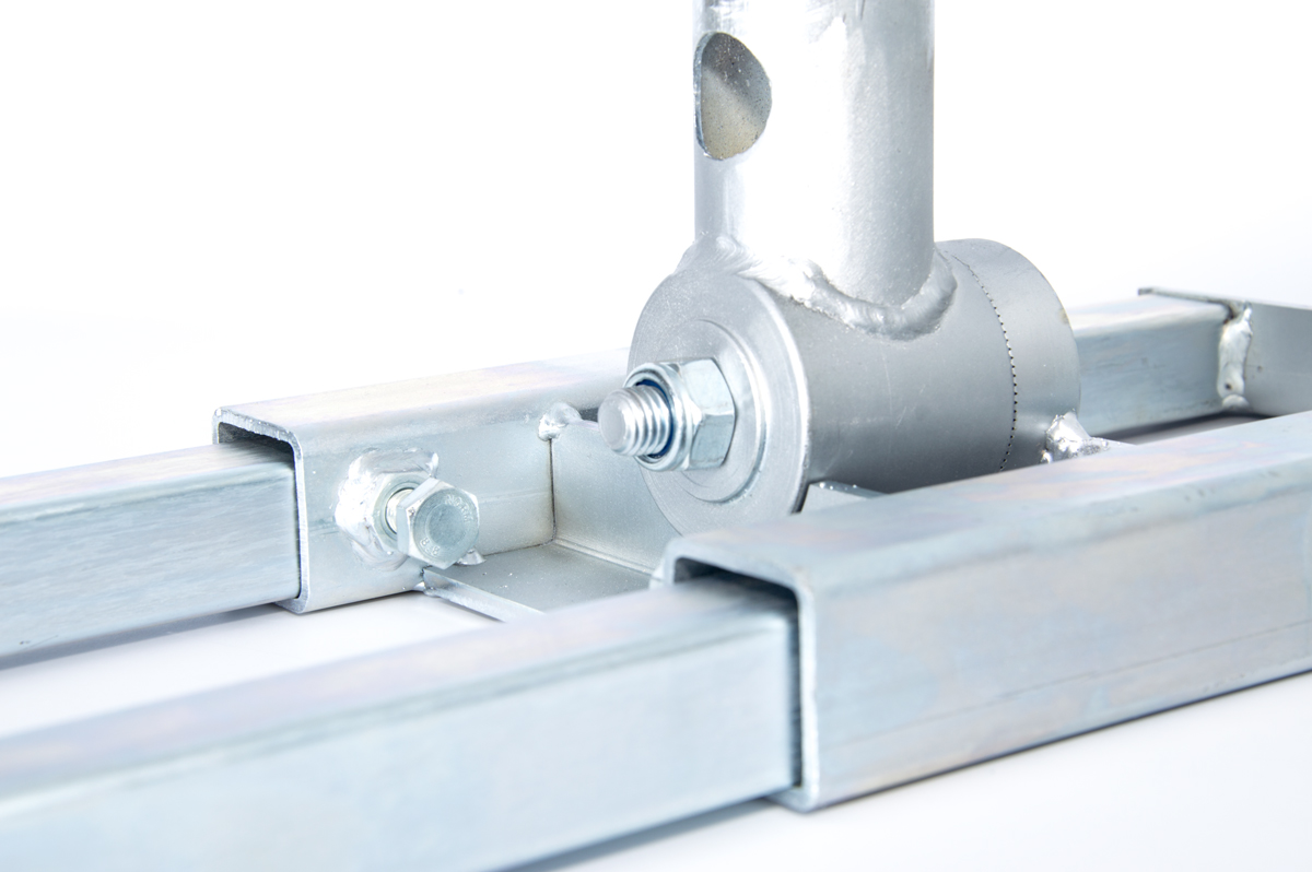 Detailaufnahme einer Metallkonstruktion mit Schrauben und Muttern.