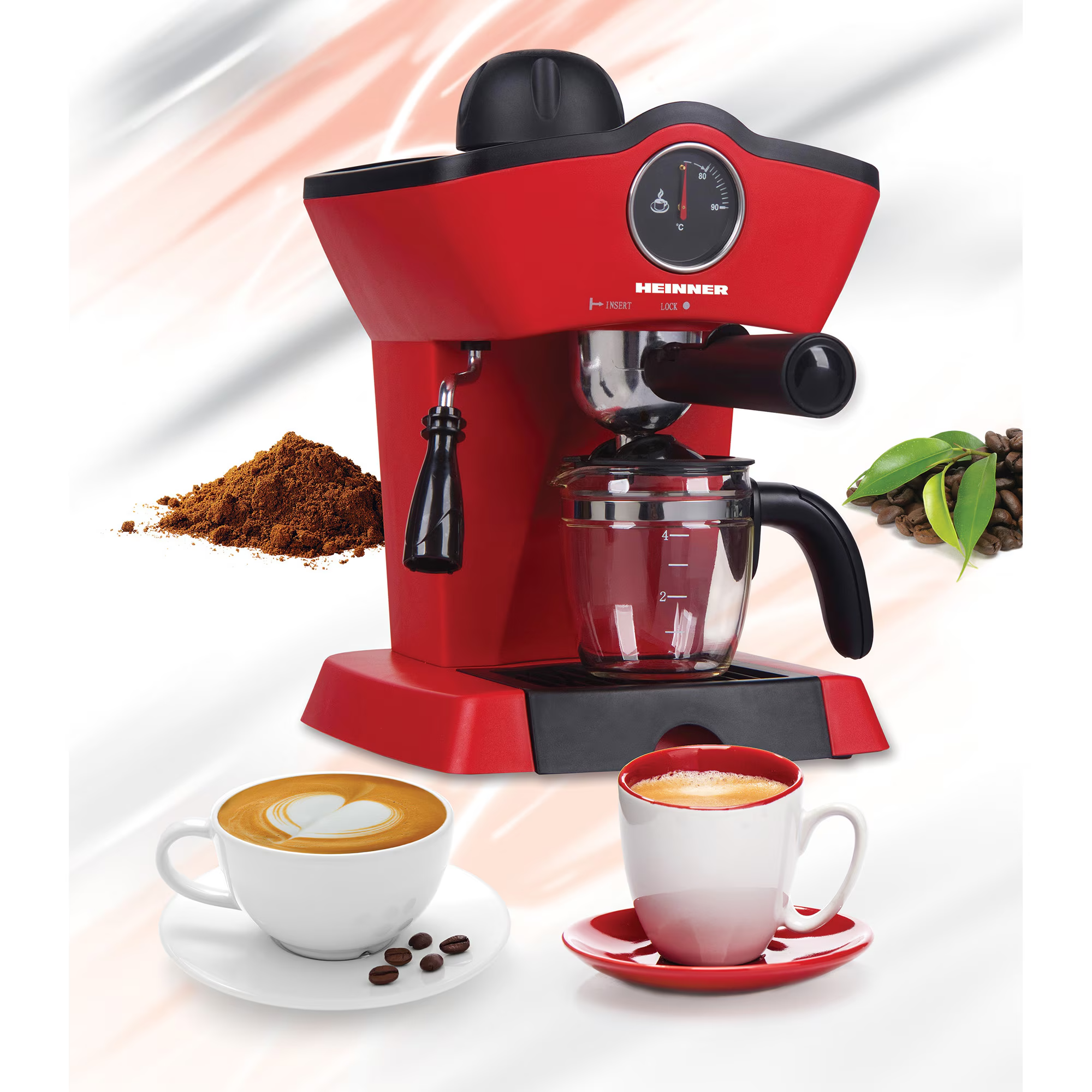 Rote Espressomaschine mit Kaffeebohnen, Kaffeepulver und zwei Tassen Kaffee.