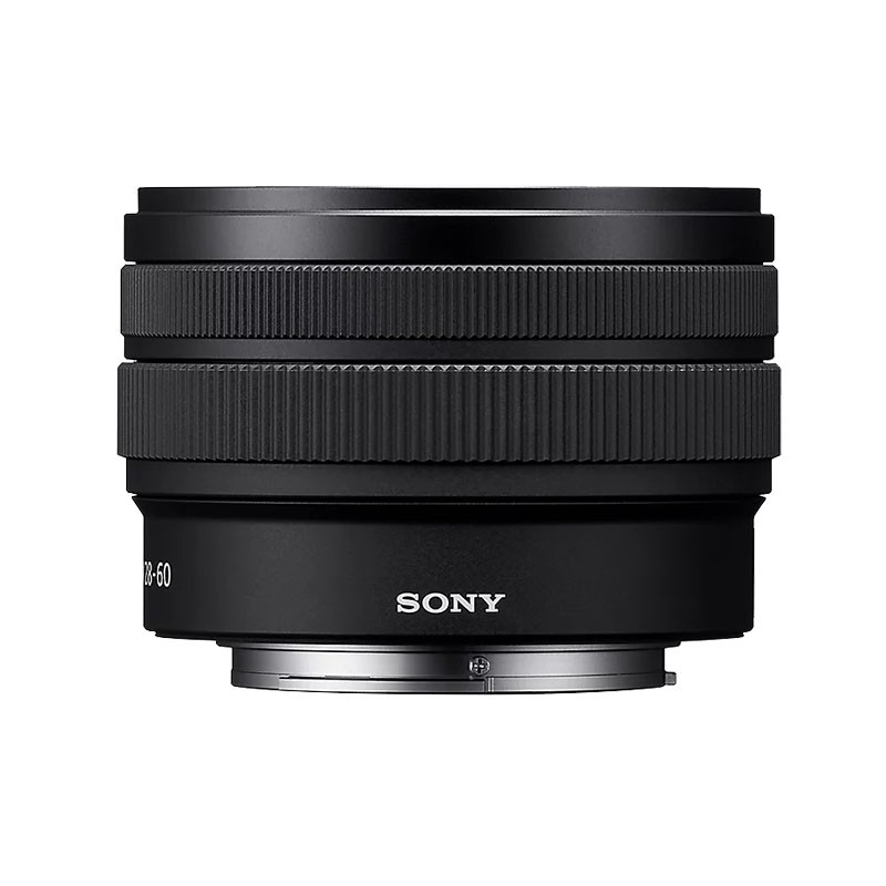 Obiettivo Sony nero 28-60mm con ghiere zigrinate.