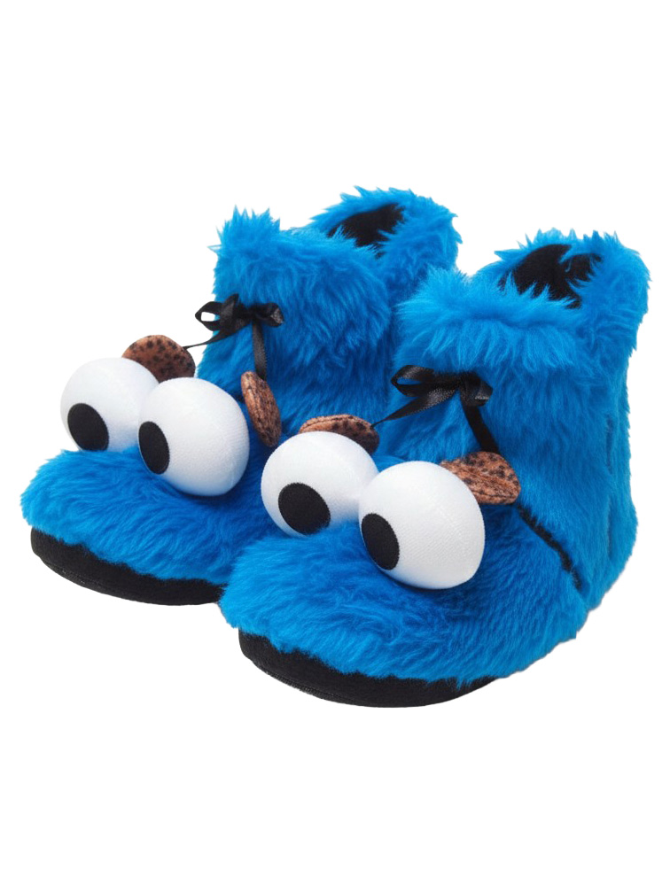 Blaue flauschige Hausschuhe mit großen Kulleraugen und schwarzen Schleifen.