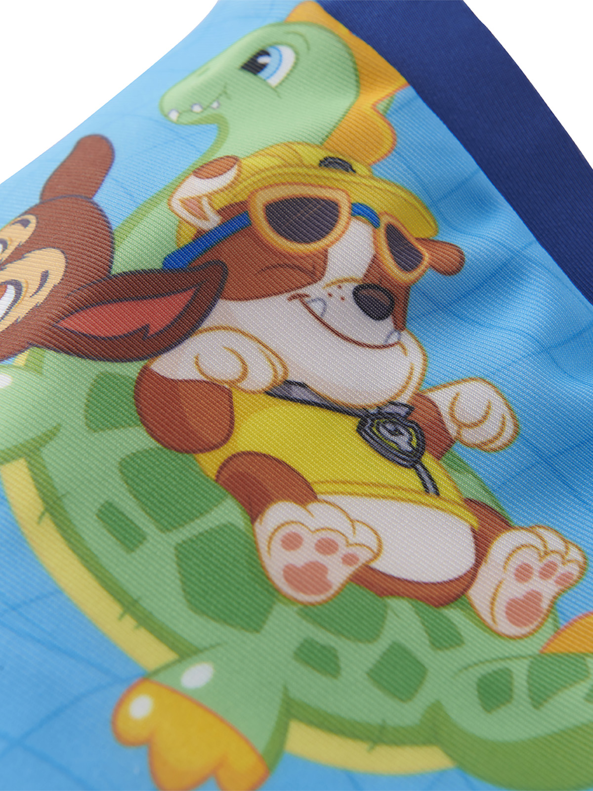 Ein Cartoon-Hund mit Sonnenbrille auf einem grünen Dinosaurier auf blauem Hintergrund.