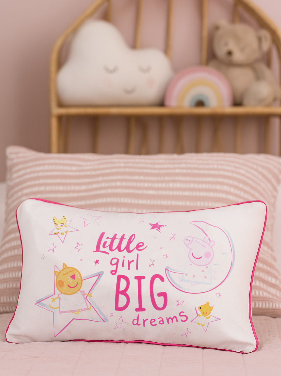 Weißes Kissen mit pinkem Rand zeigt Cartoon-Katzen und Peppa Wutz auf dem Mond. Text: Little girl BIG dreams.