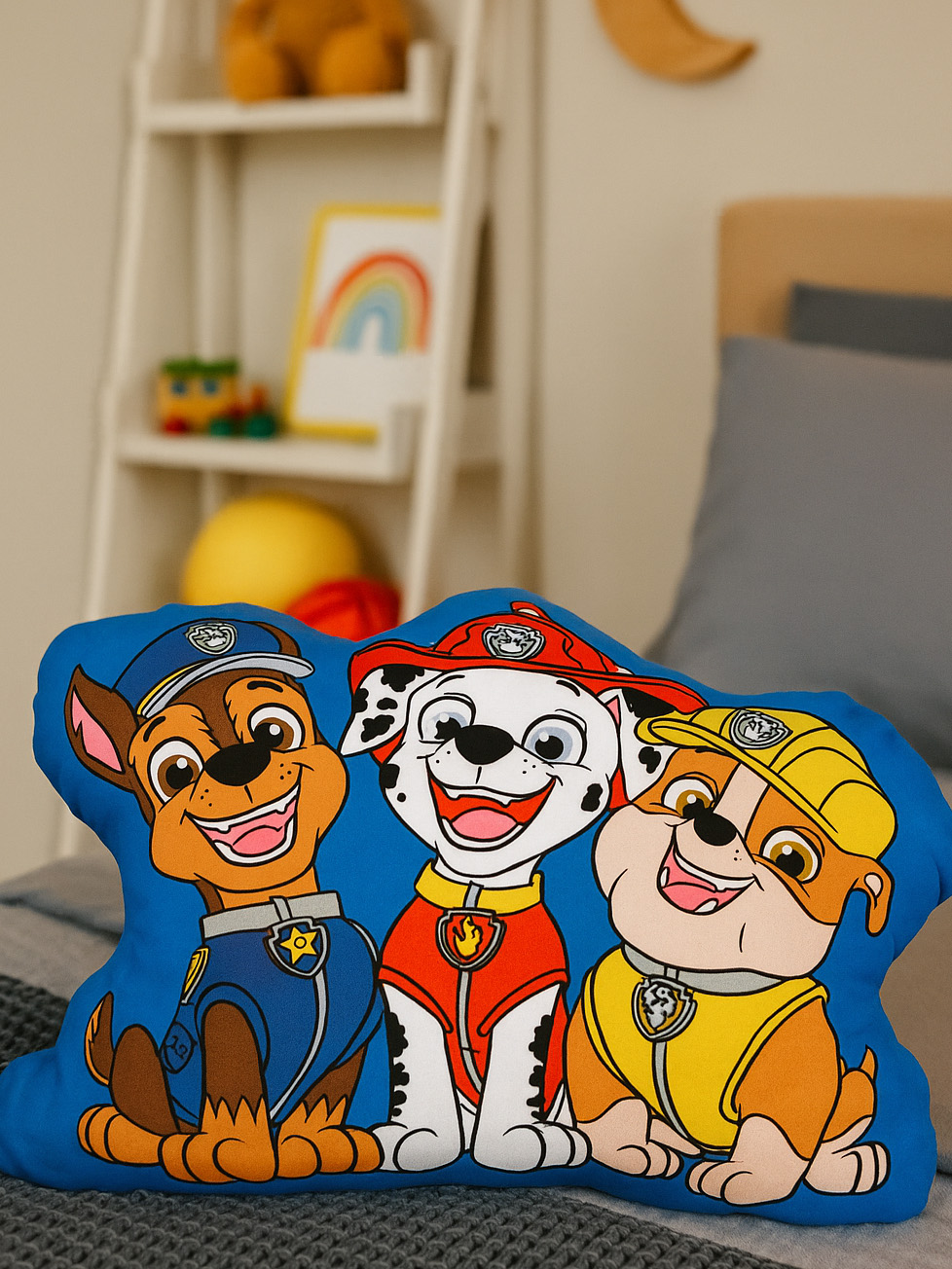Drei Paw Patrol Hunde auf einem blauen Kissen. Chase, Marshall und Rubble.