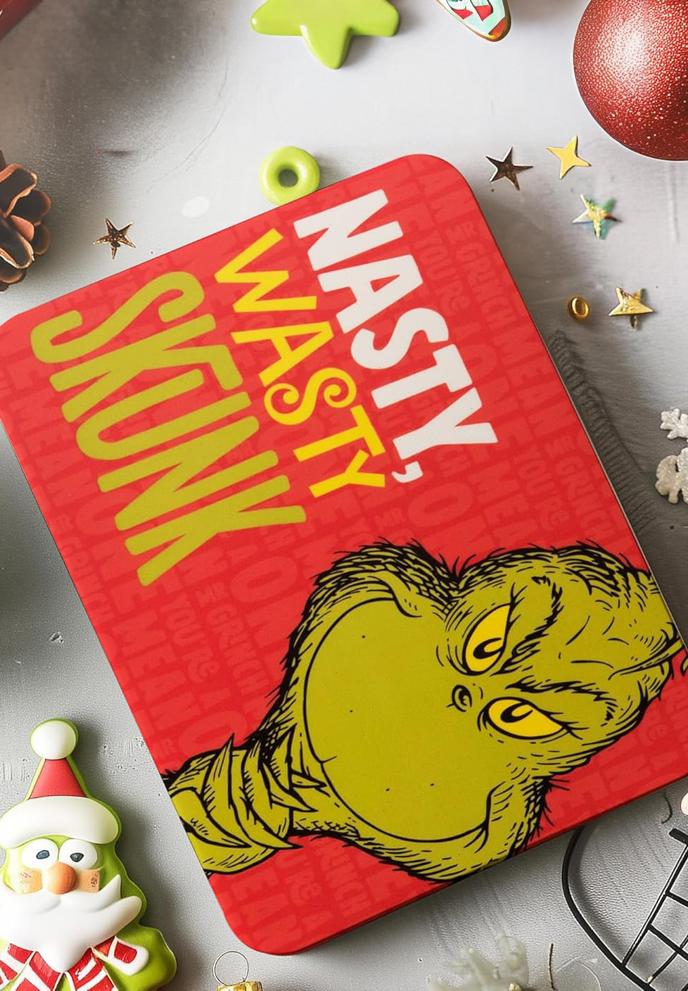 Grinch-Gesicht auf rotem Hintergrund mit Text 'NASTY, WASTY SKUNK'.