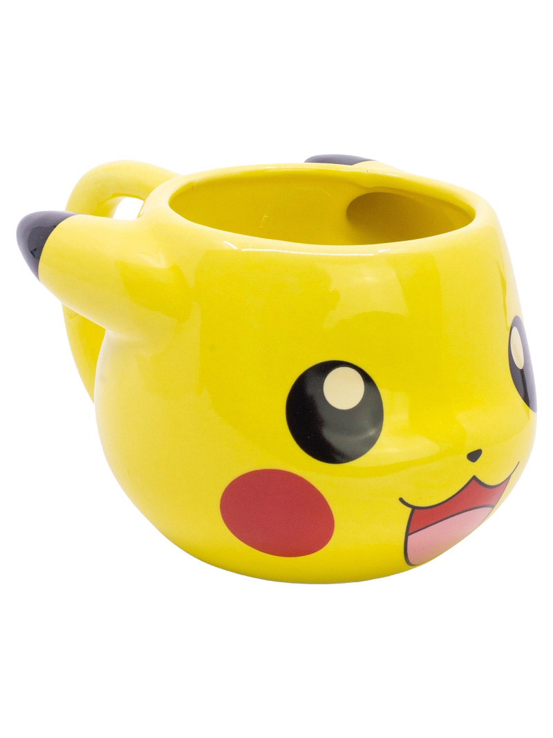 Eine gelbe Tasse in Form von Pikachus Gesicht mit roten Wangen und schwarzen Ohren.