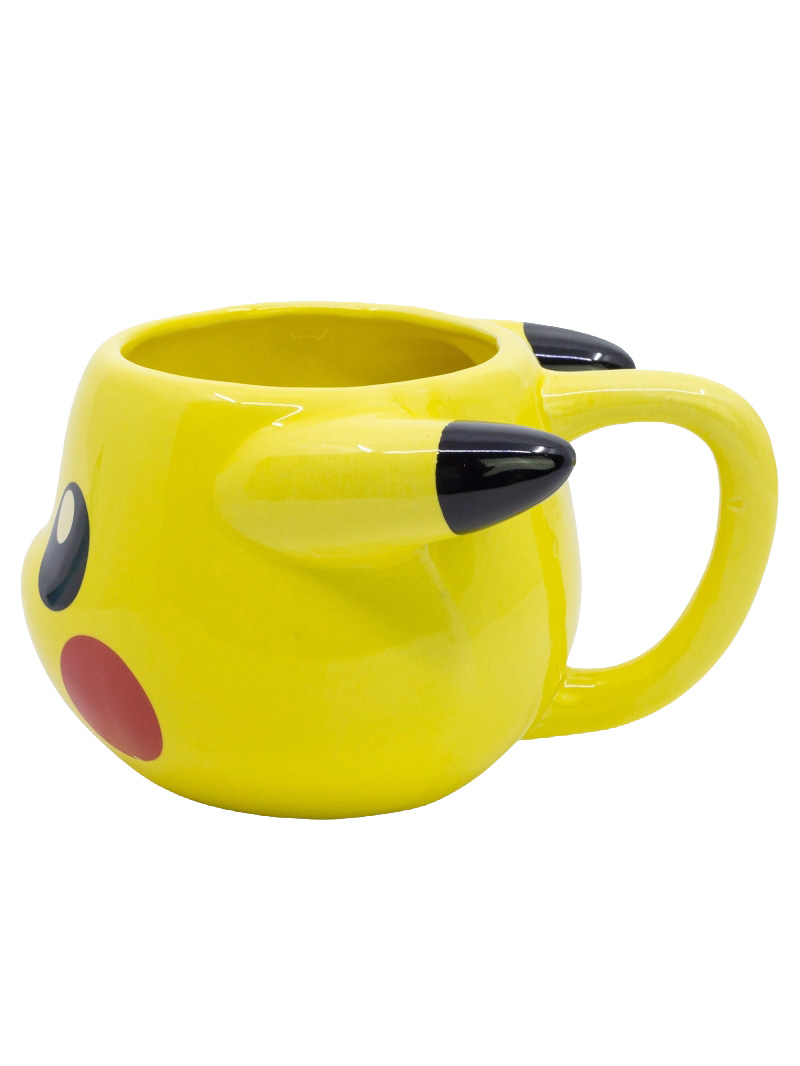 Eine gelbe Pikachu-Tasse mit schwarzen Ohren, roten Wangen und einem Henkel.