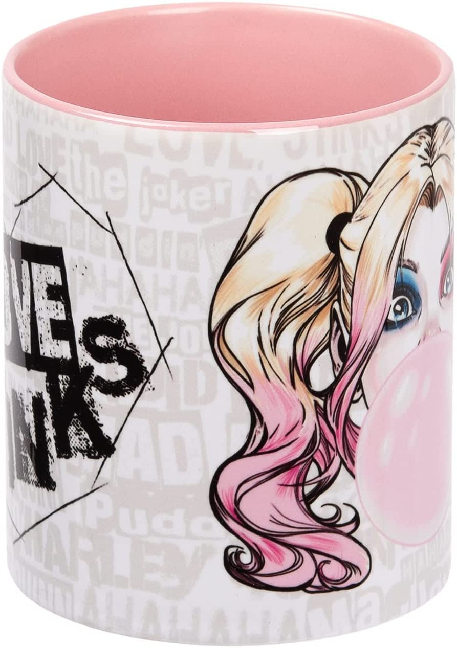 Eine Tasse mit Harley Quinn, die auf der Vorderseite Kaugummi kaut.