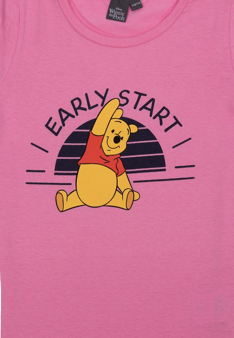 Ein rosa T-Shirt mit Winnie Puuh, der mit erhobenem Arm sitzt. Text: Early Start.