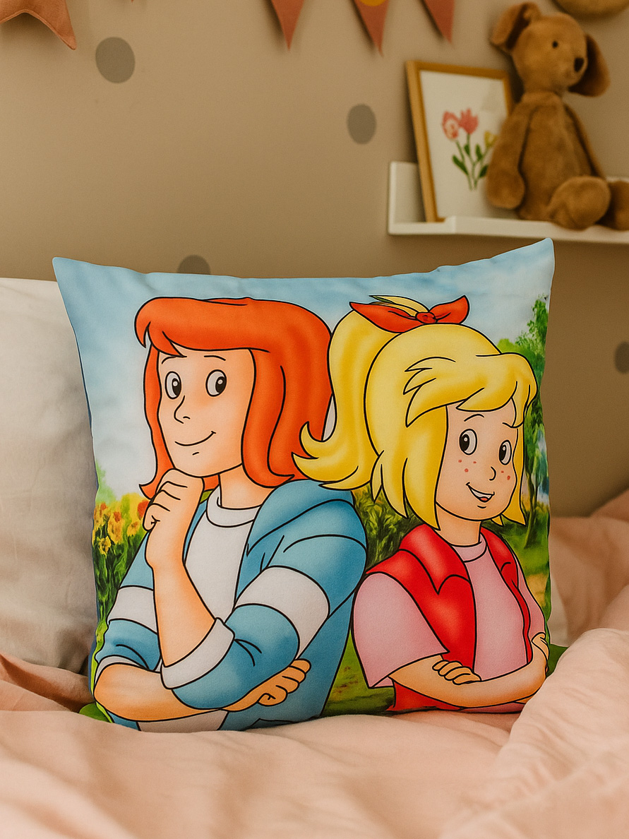Zwei Zeichentrickmädchen stehen nebeneinander vor einer grünen Landschaft.
