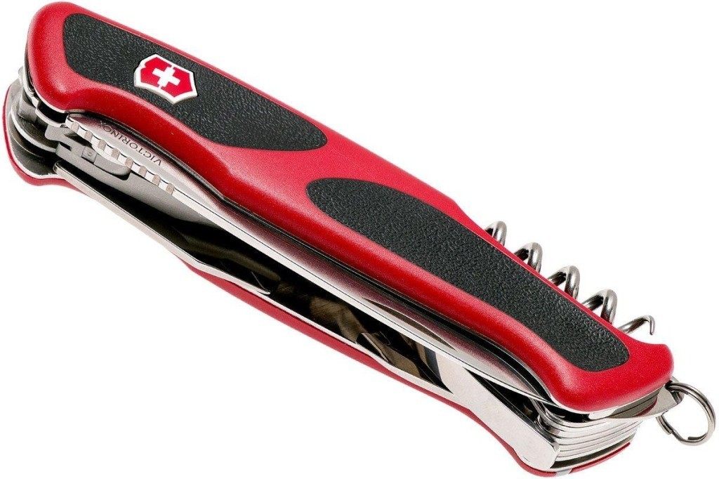 Siyah kaplama ve gümüş aletli kırmızı Victorinox çok amaçlı çakı.
