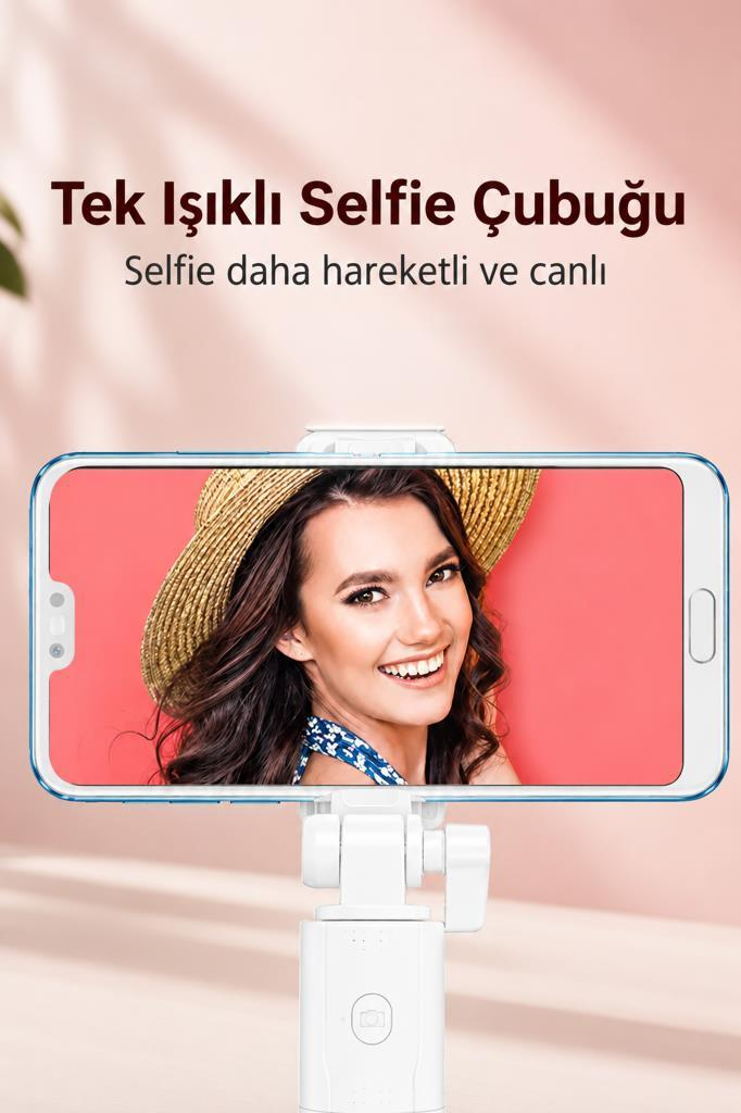 Saman şapkalı kadın, selfie çubuğuyla tutularak kameraya gülümsüyor.