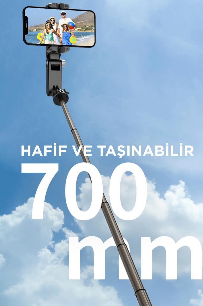 Sahil ailesini gösteren bir telefon tutan selfie çubuğu, üzerinde Türkçe metin.