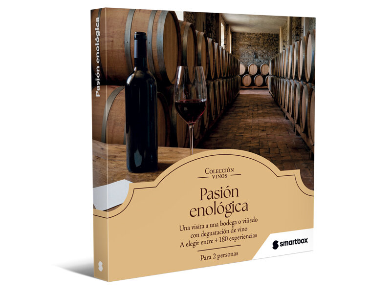 Una portada de libro muestra una botella y copa de vino tinto en una bodega con barricas.