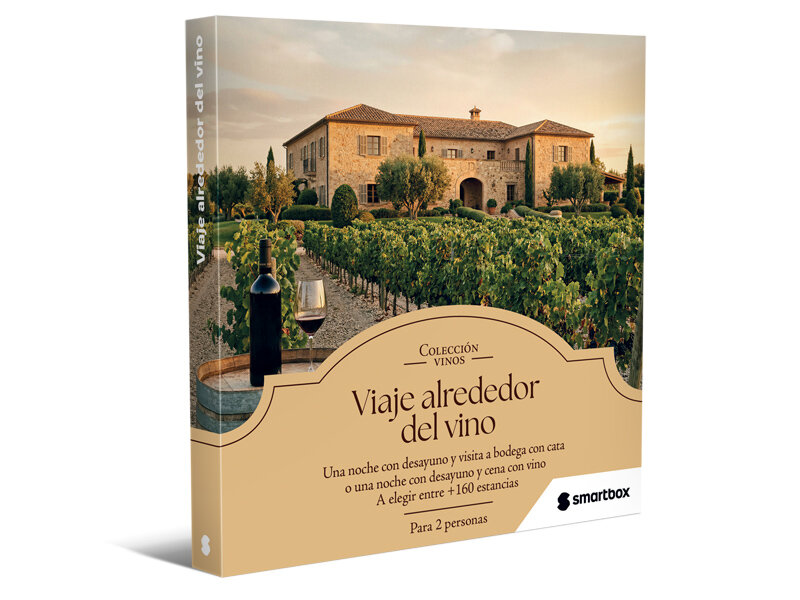 Una bodega con viñedos, barrica, botella de vino y copa.