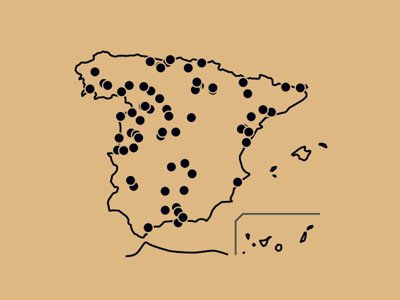 Mapa de España con numerosos puntos negros marcando ubicaciones.