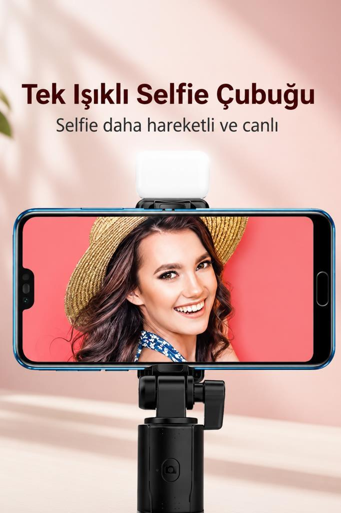 Hasır şapkalı bir kadın, ışıklı bir selfie çubuğuna takılı telefona gülümsüyor.