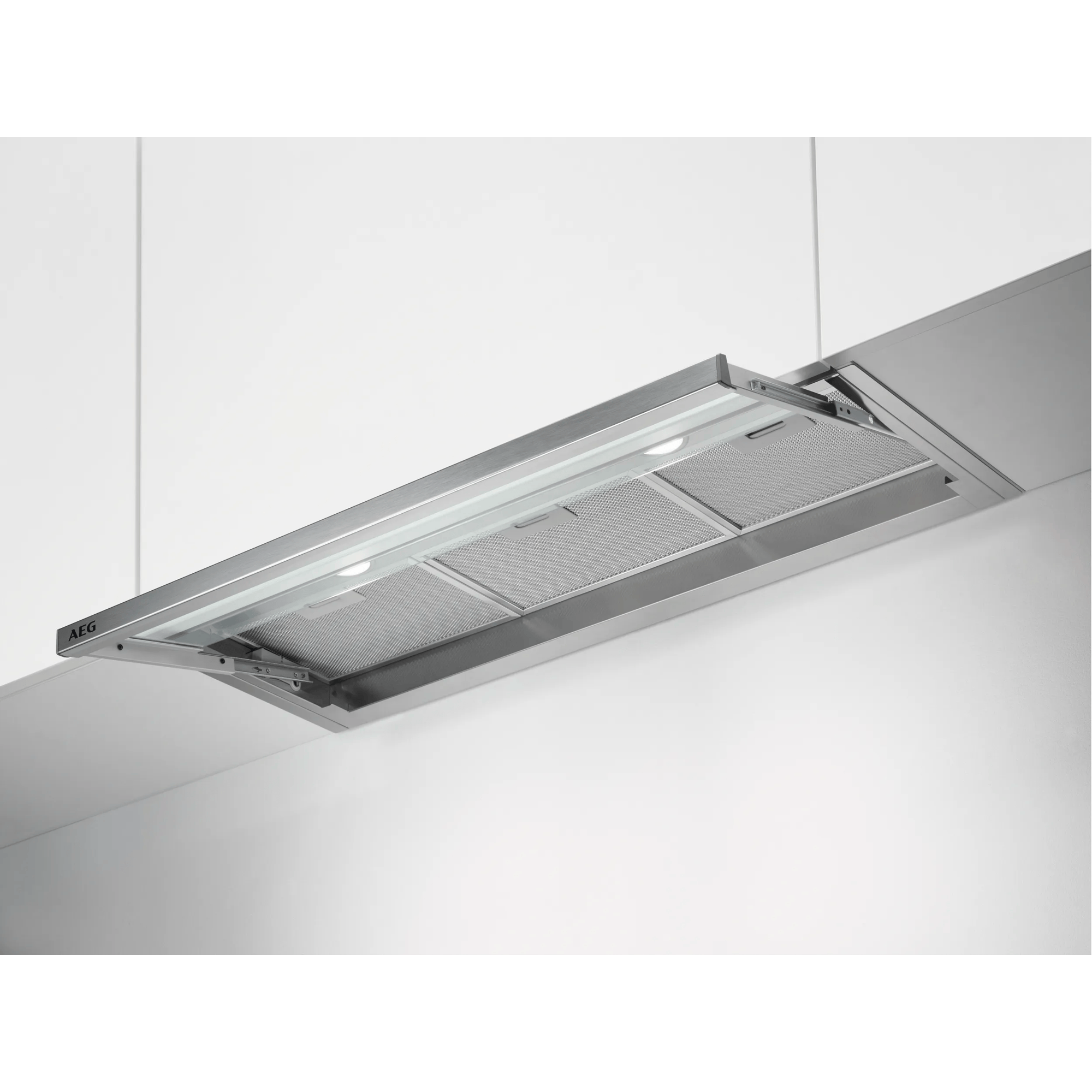 Cappa in acciaio inox con luci integrate sopra un piano cottura.