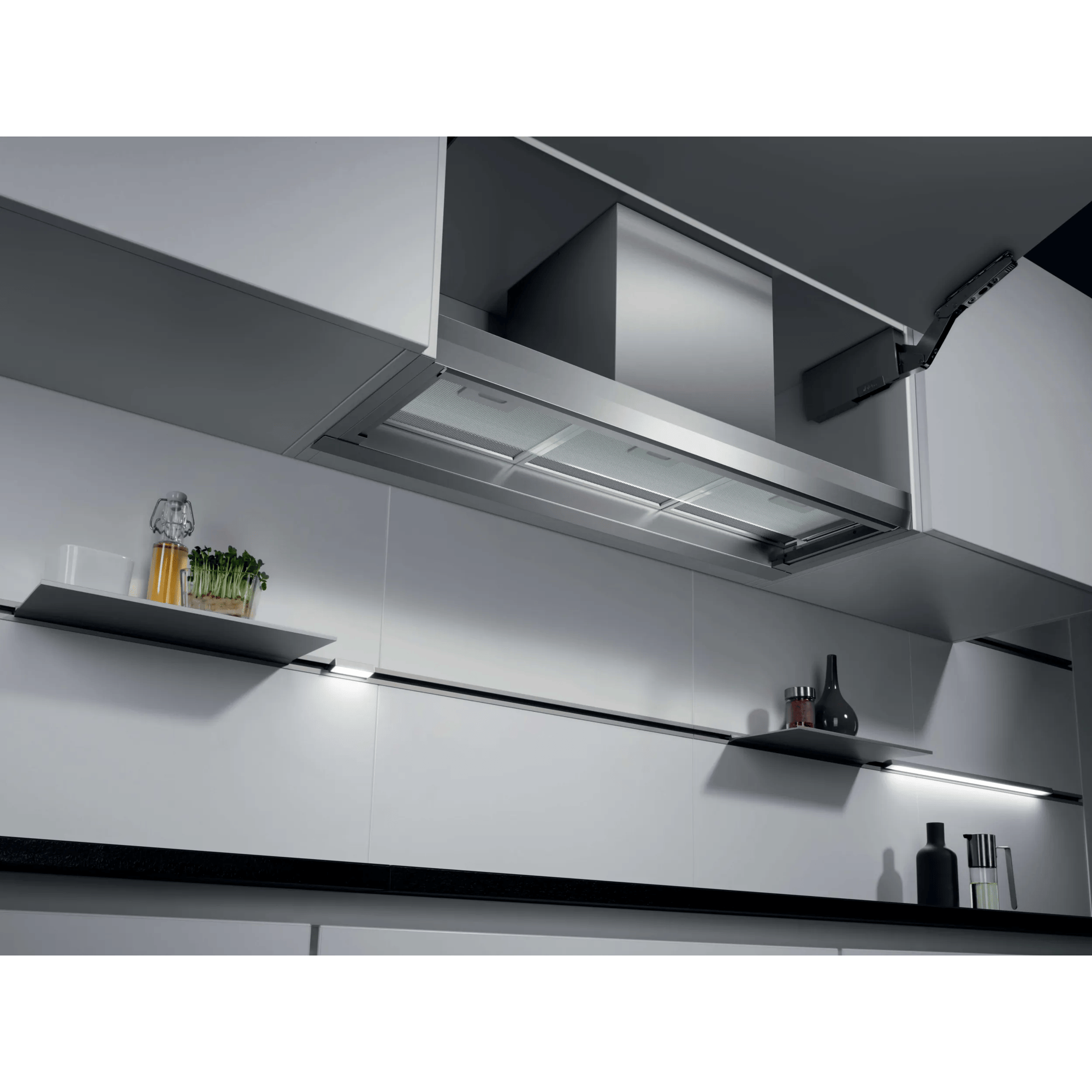 Cucina moderna con cappa in acciaio inox e mensole.