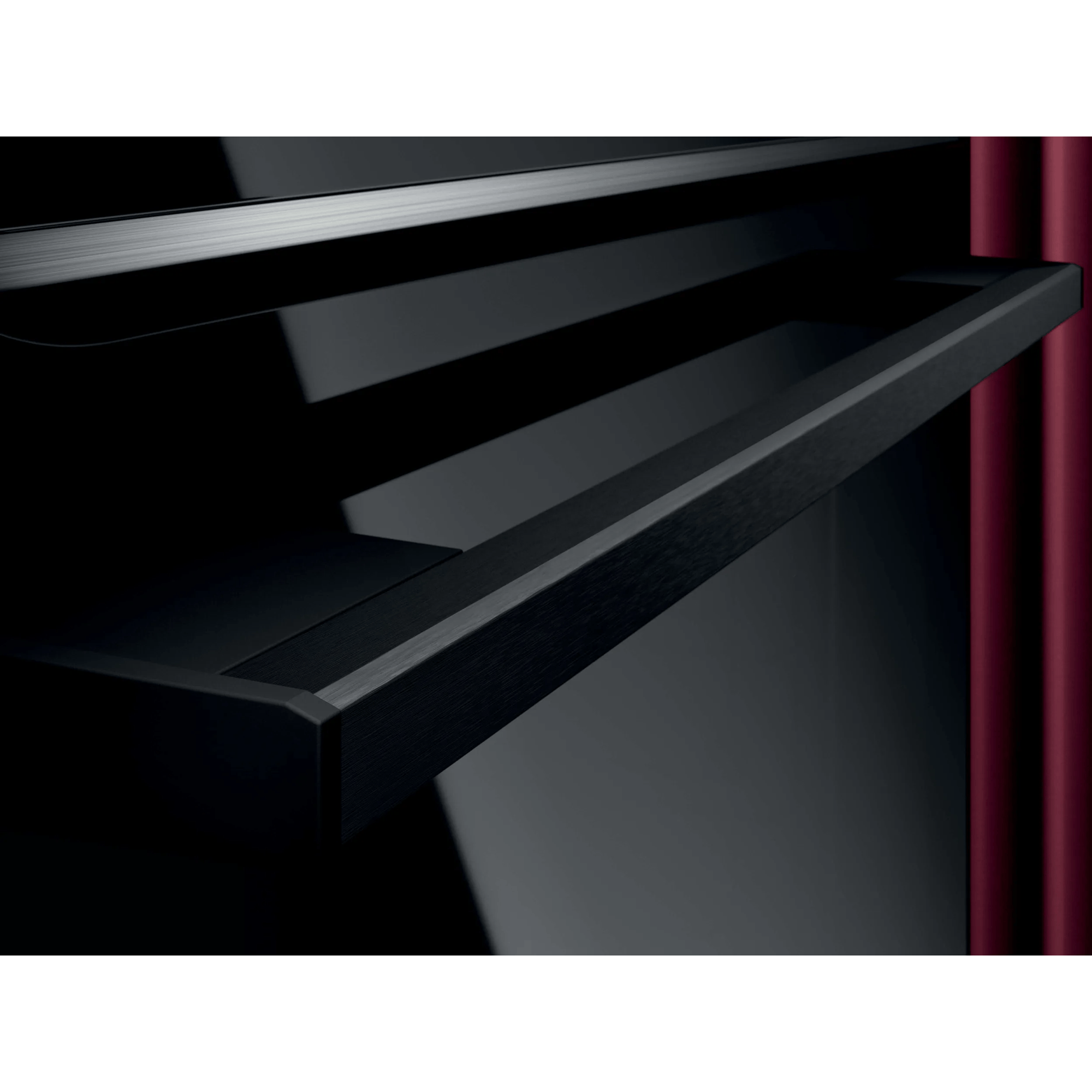 Piano negro con puerta de madera oscura y cortina roja al fondo.