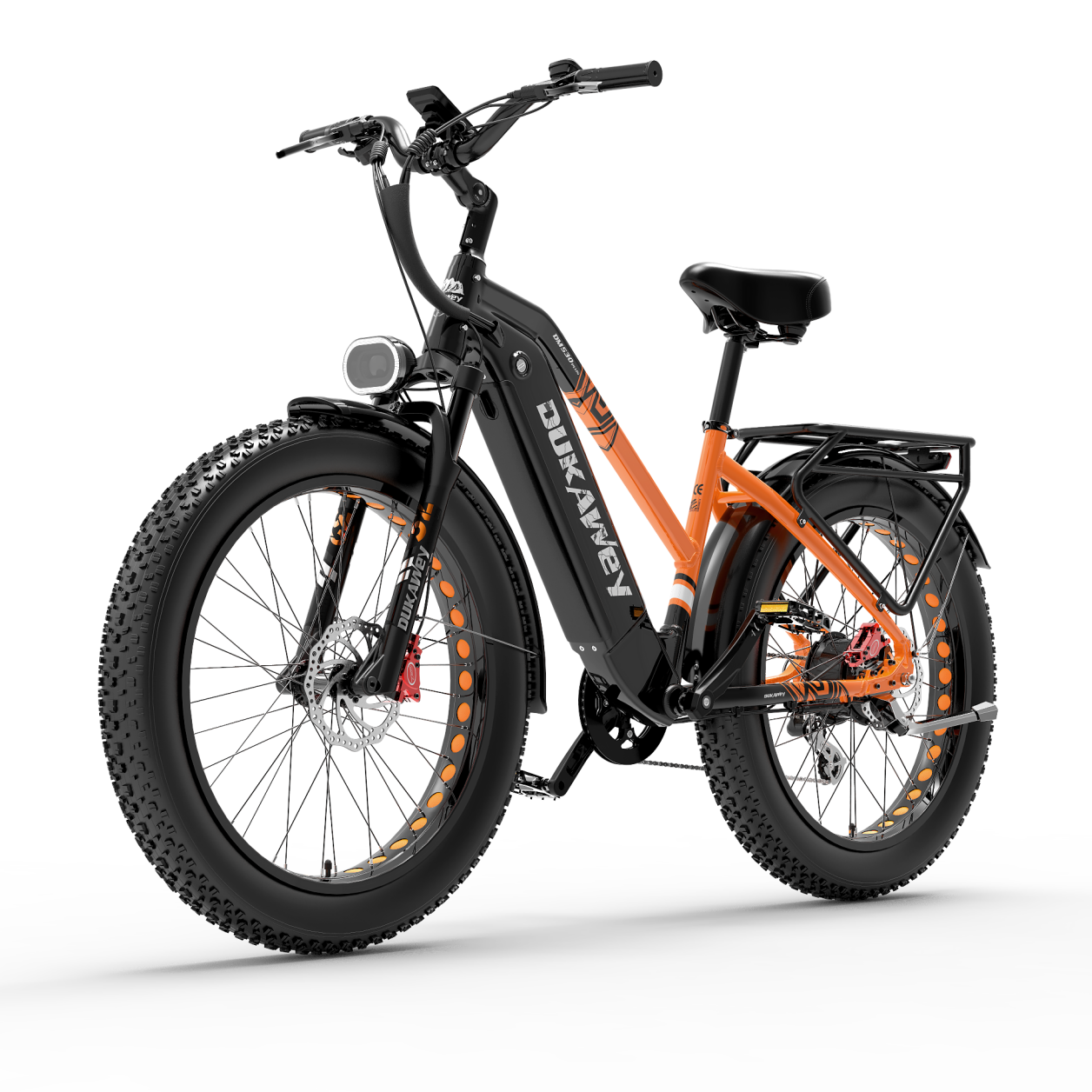 Bicicleta eléctrica negra de llantas anchas con detalles naranjas y portaequipajes.