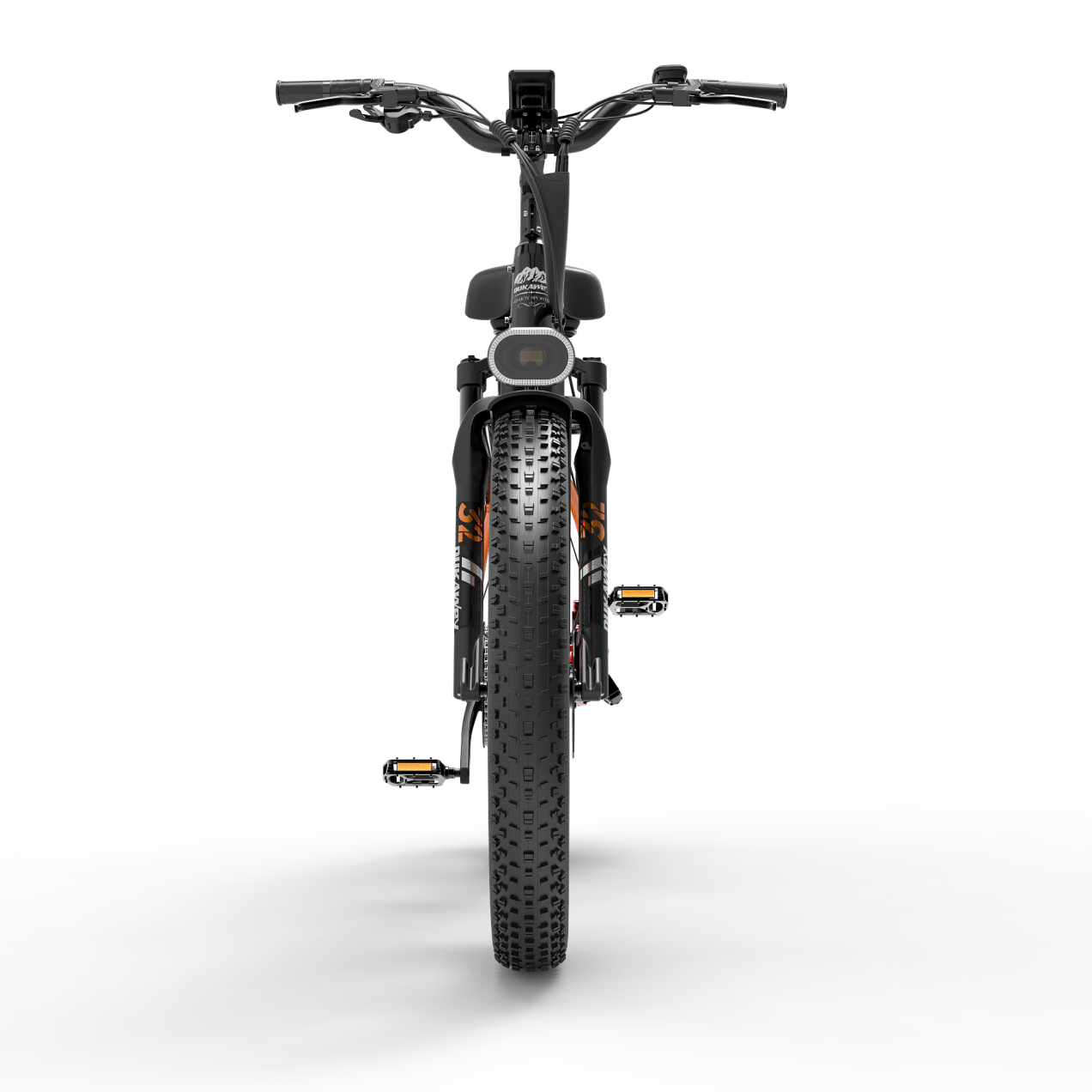 Vista frontal de una bicicleta eléctrica negra con neumáticos anchos y detalles naranjas.