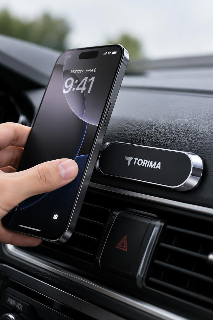 El, manyetik telefon tutucu ile araç havalandırması yakınında iPhone tutuyor.