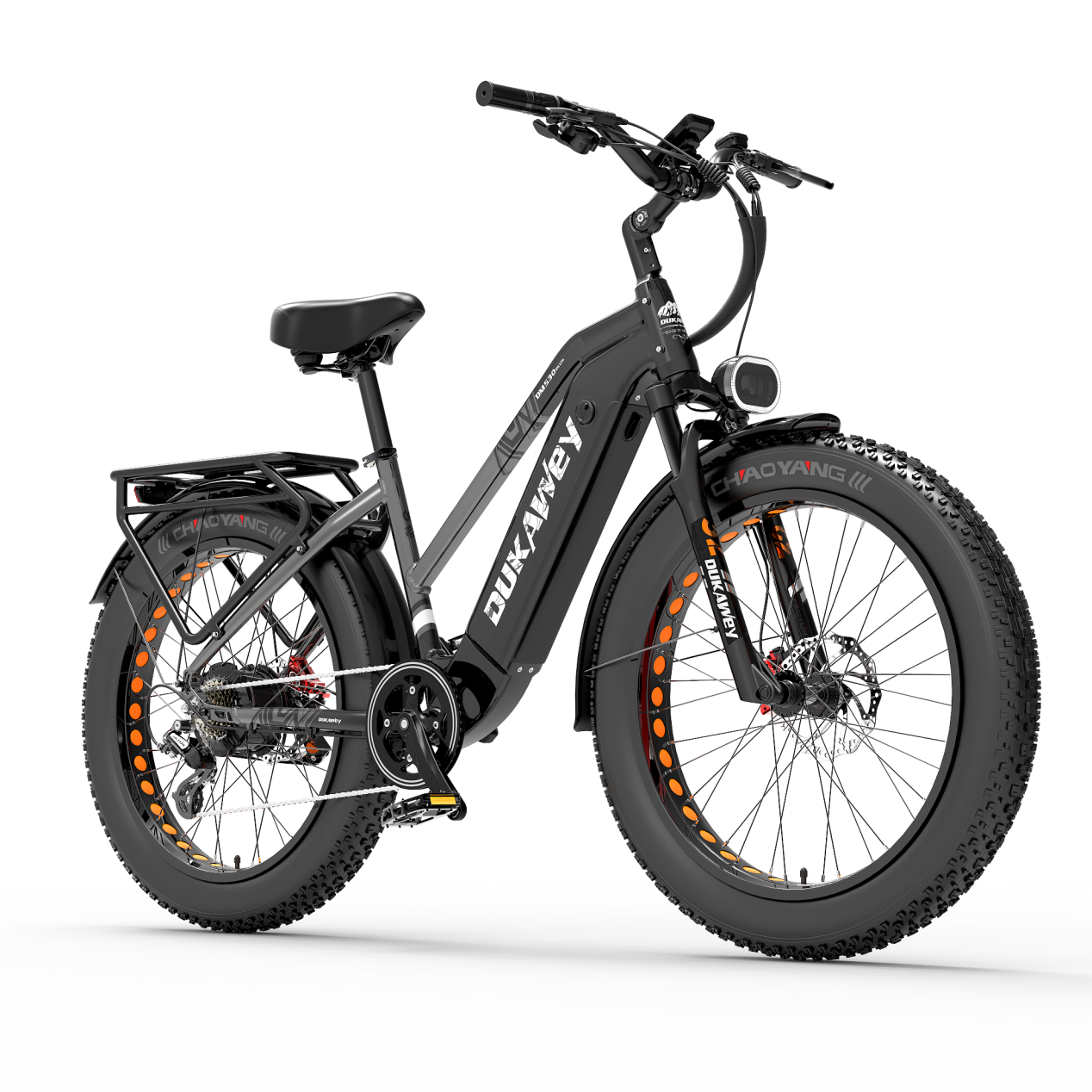 Bicicleta eléctrica negra de llantas anchas con portabultos, sobre fondo blanco.