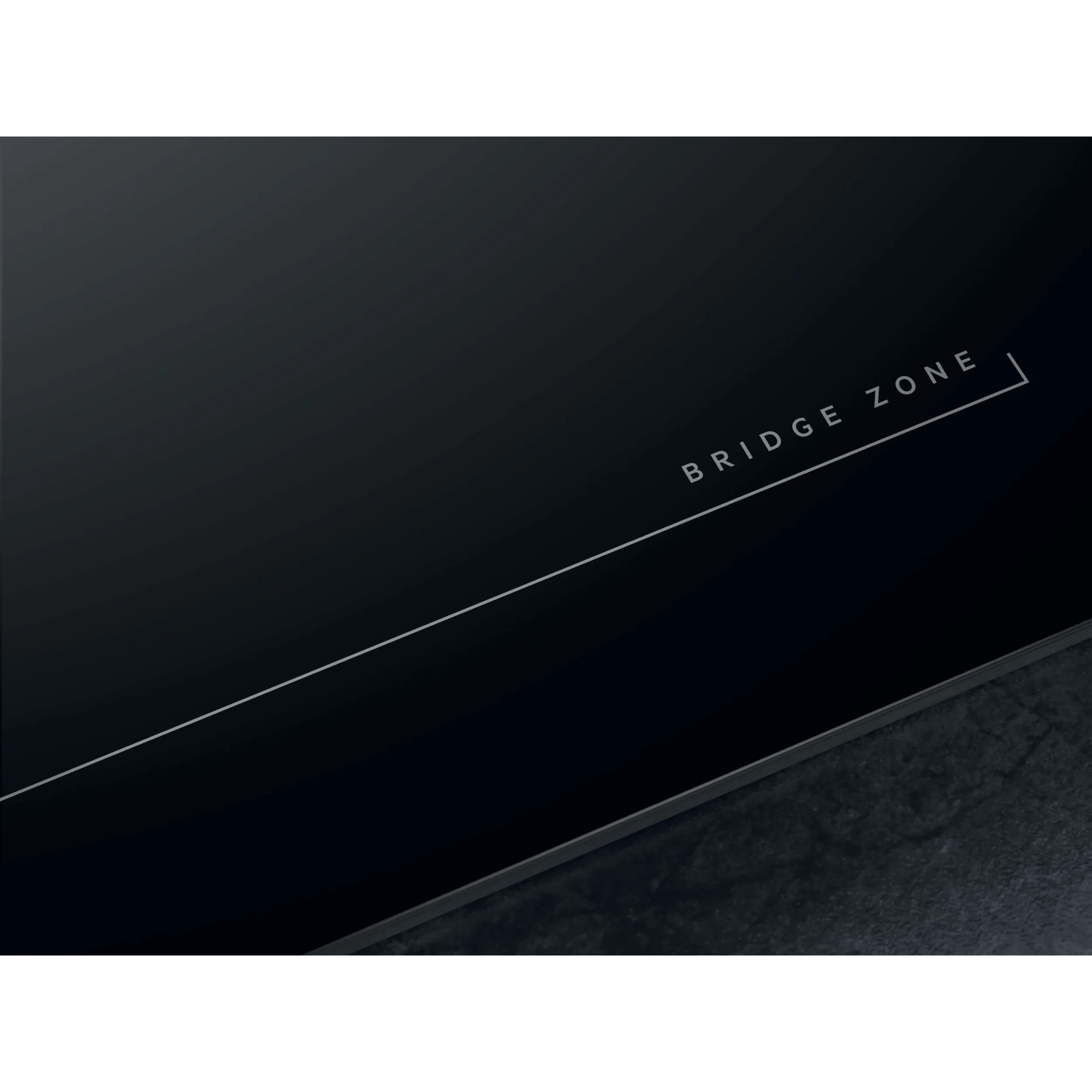 Piano cottura nero con scritta "BRIDGE ZONE".