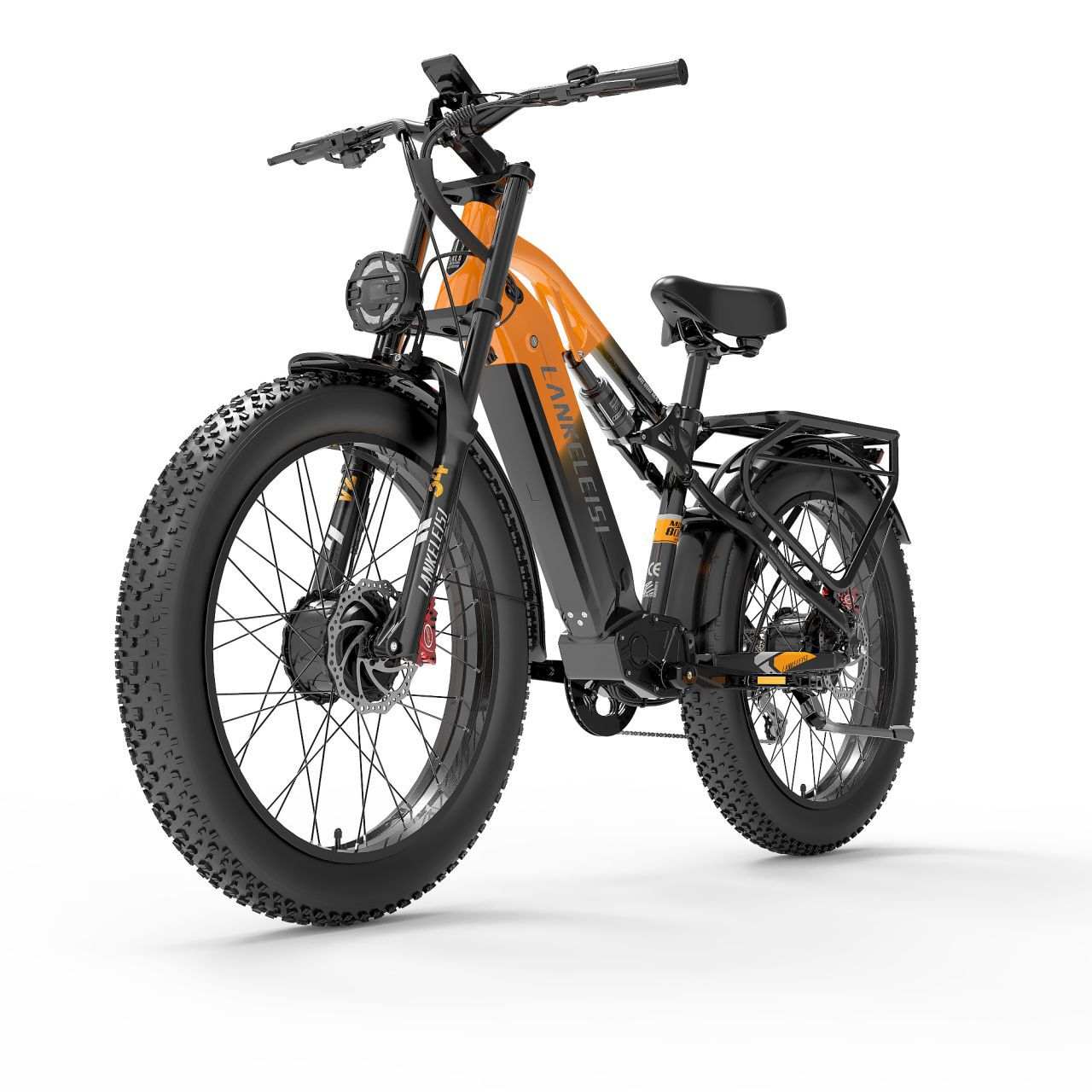 Una bicicleta eléctrica naranja y negra con ruedas gordas y portaequipajes trasero sobre fondo blanco.
