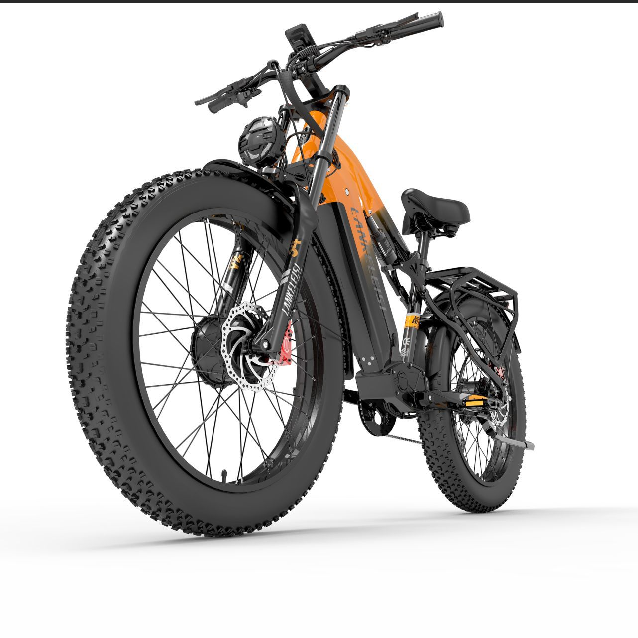 Una e-fatbike naranja y negra con neumáticos anchos, fondo blanco.
