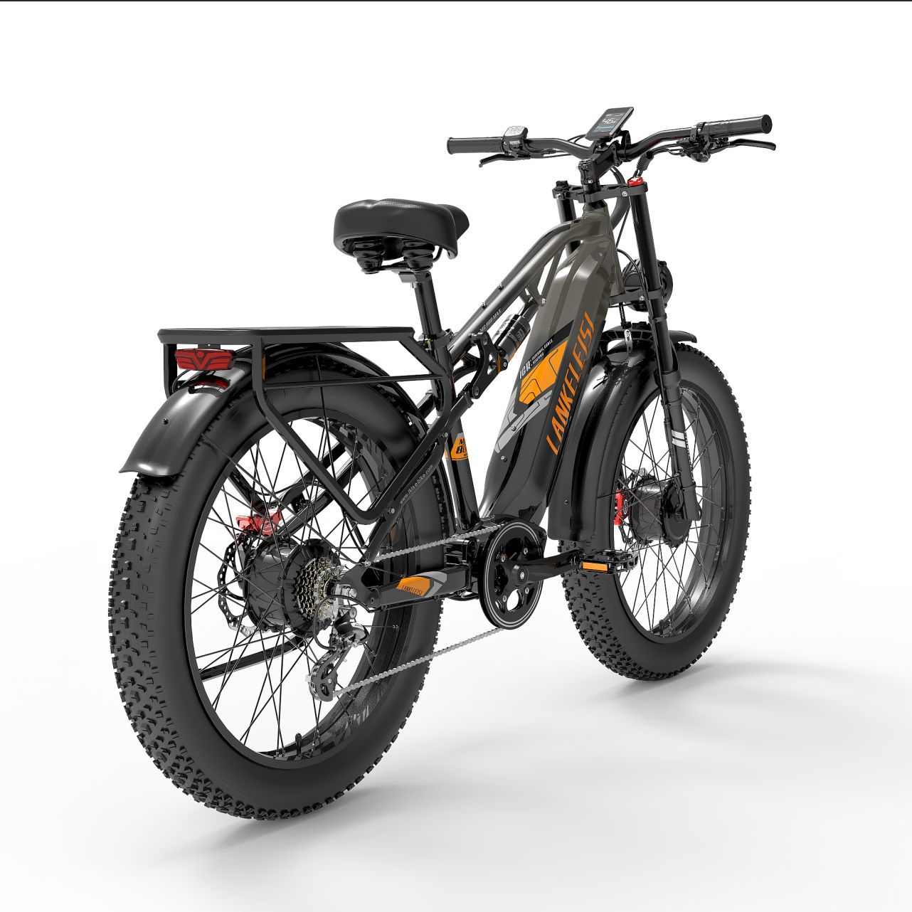 Una bicicleta eléctrica negra de llantas anchas con suspensión, portaequipajes y detalles naranjas.
