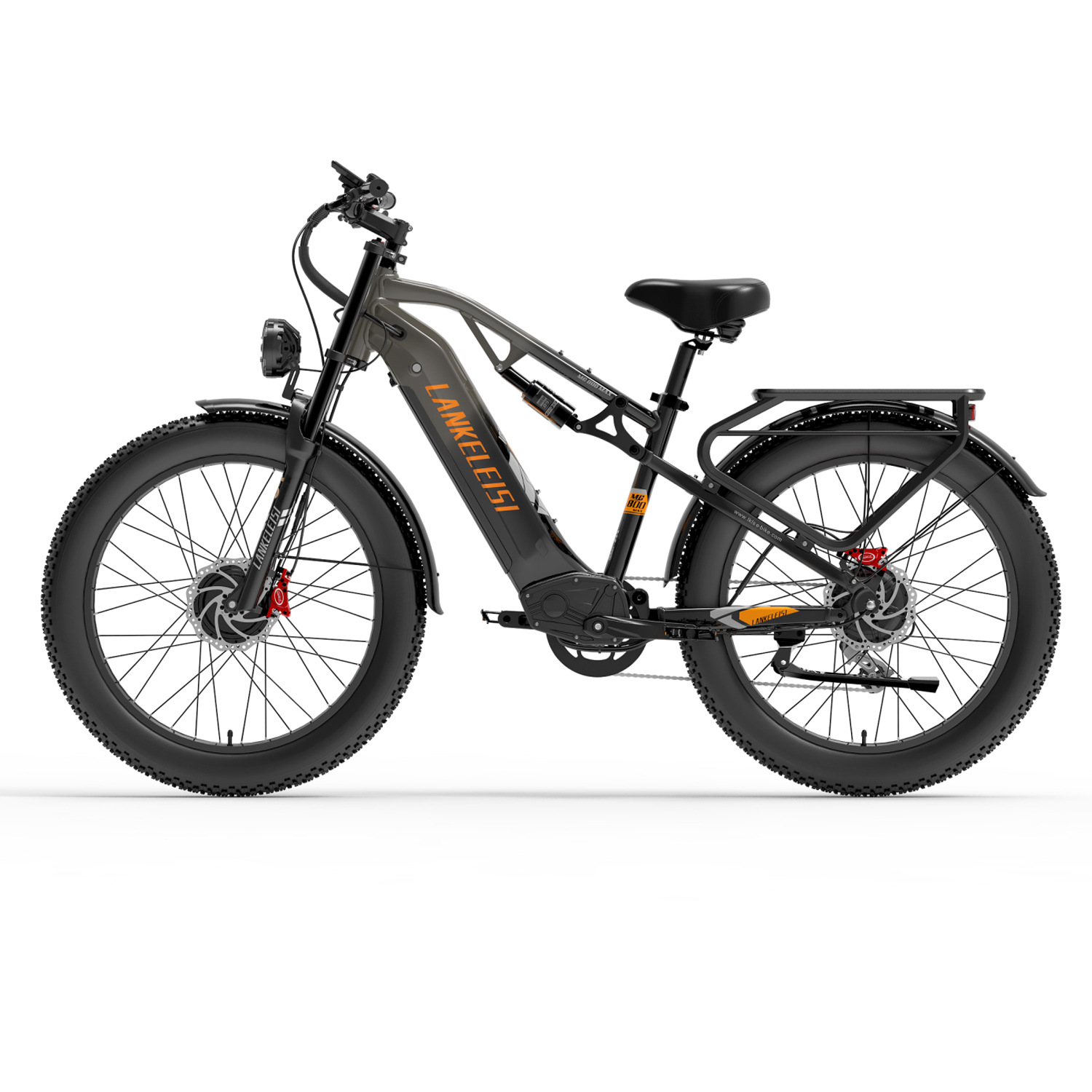 Bicicleta eléctrica gris con neumáticos anchos, portaequipajes, suspensión y faro.