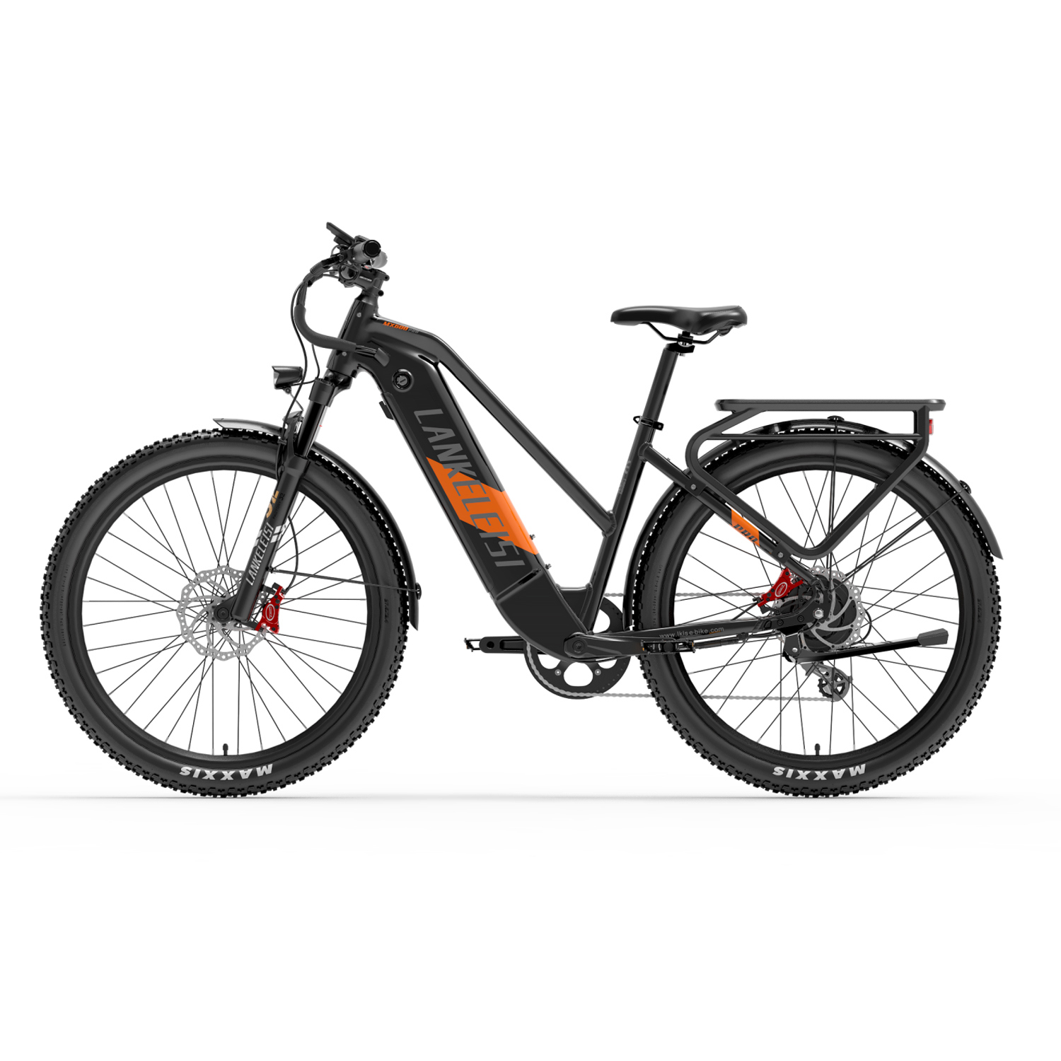 Bicicleta eléctrica negra con detalles naranjas, llantas anchas y portaequipajes.