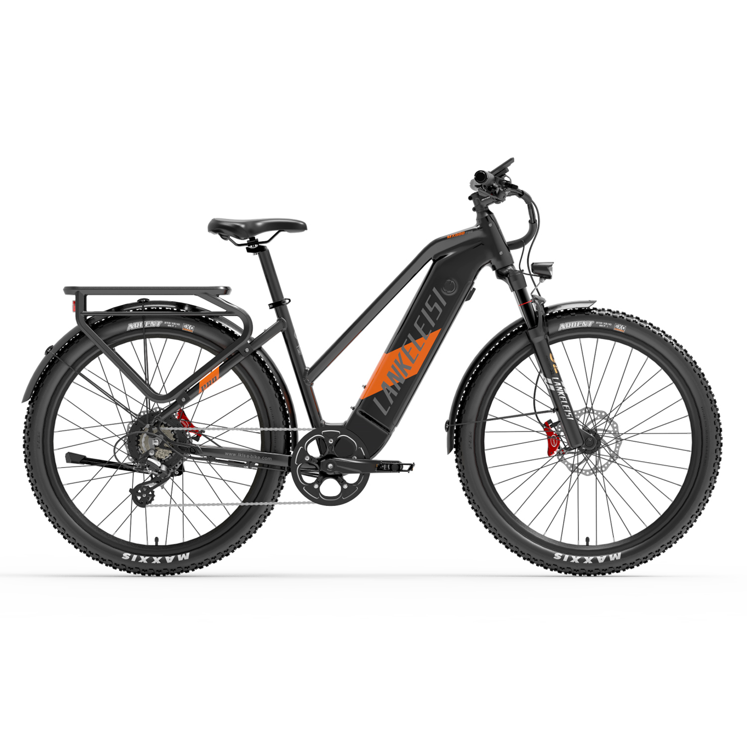 Bicicleta eléctrica negra con detalles naranjas y portaequipajes.