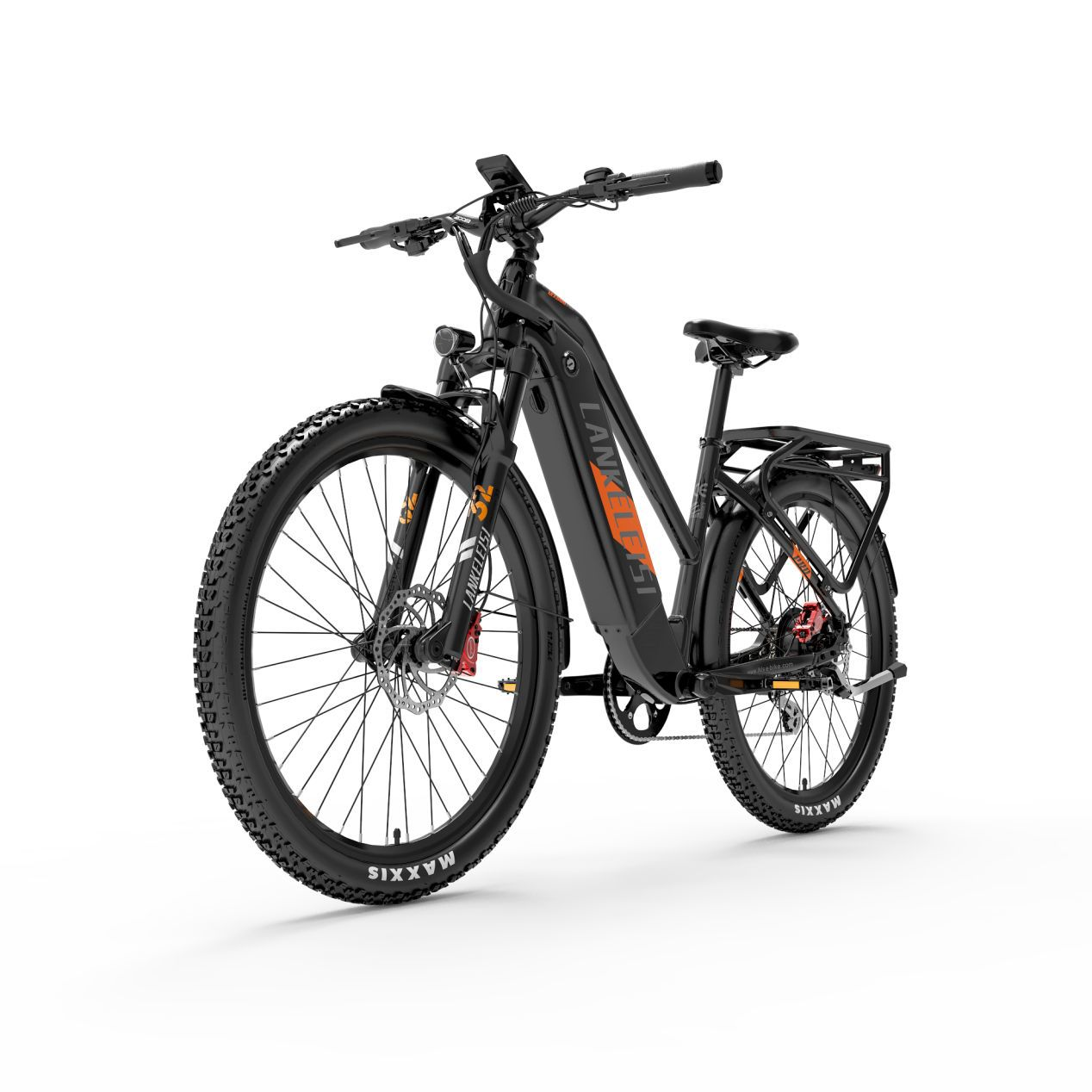 Bicicleta eléctrica negra con detalles naranjas, neumáticos gruesos, suspensión delantera y portaequipajes.