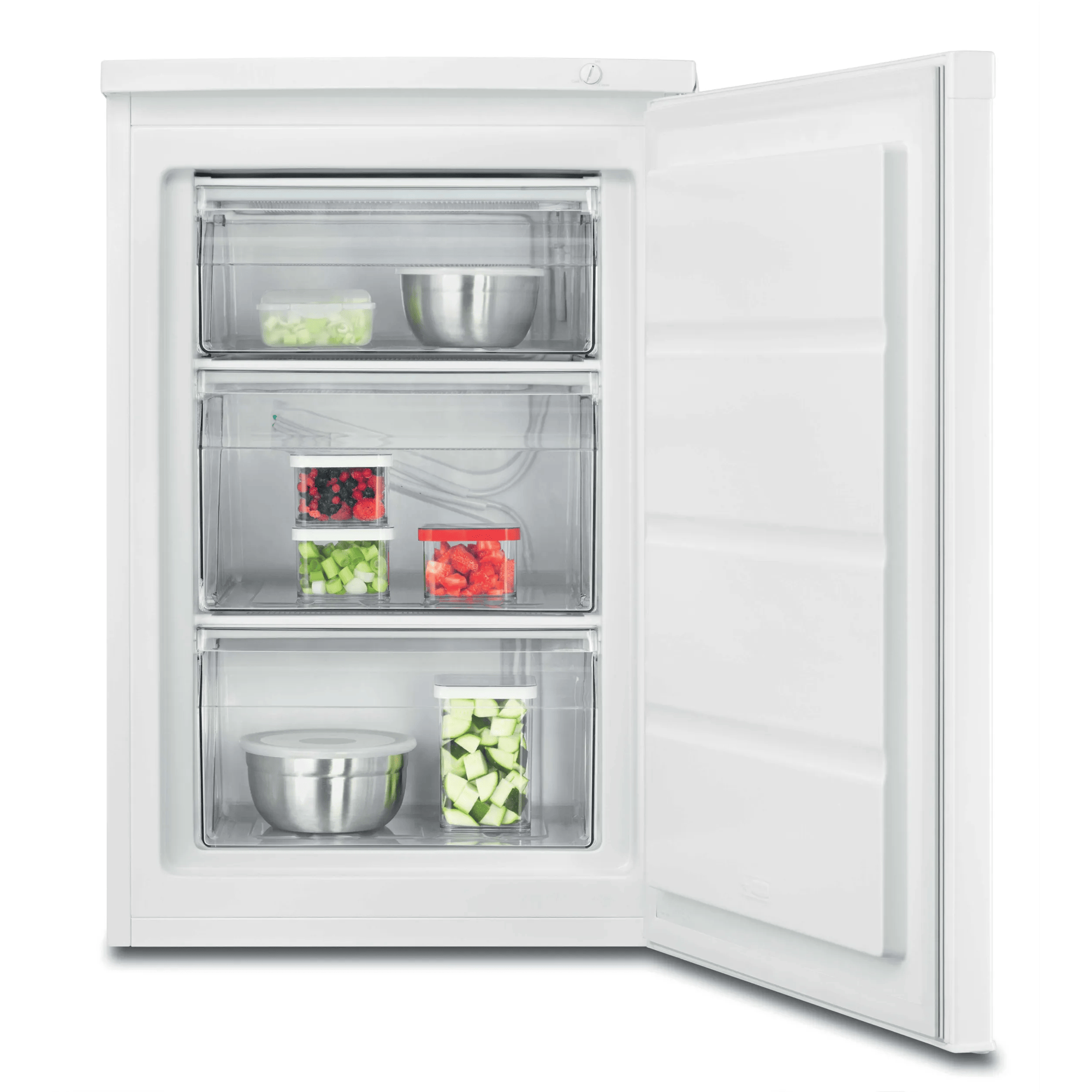 Un congelador blanco con la puerta abierta, lleno de comida en recipientes.