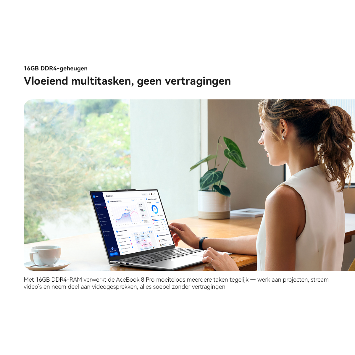 Vrouw werkt aan laptop met dashboard, met een kop koffie ernaast.