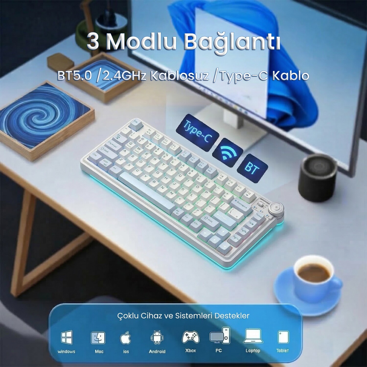 Mavi ışıklı beyaz klavye, kahve fincanı ve masaüstü bilgisayar.