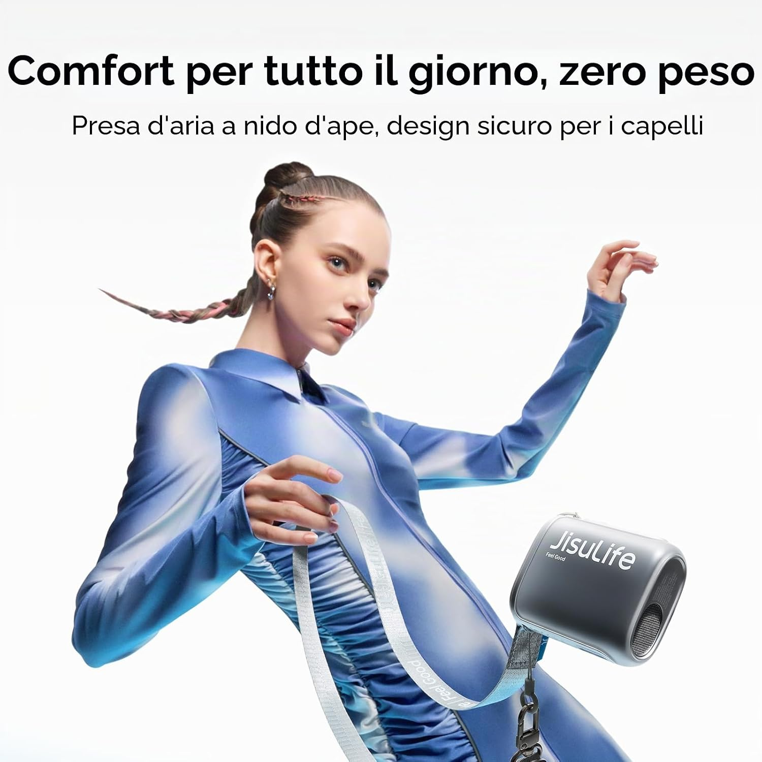 Donna in outfit blu con treccia, tiene una scatola JisuLife. Scritta bianca sullo sfondo.