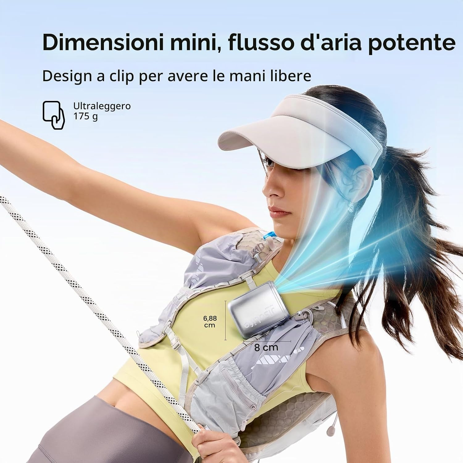 Una donna indossa un piccolo ventilatore argentato su uno zaino, che soffia aria.