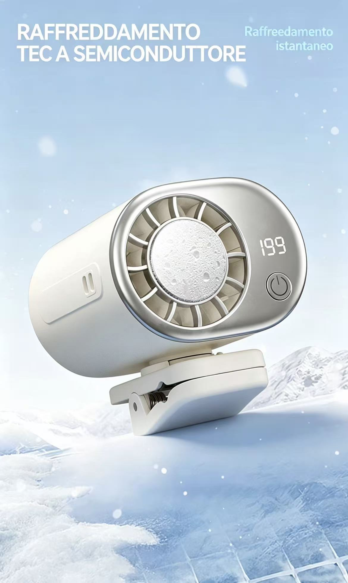 Ventilatore bianco con bordo argentato e display digitale su sfondo ghiacciato.