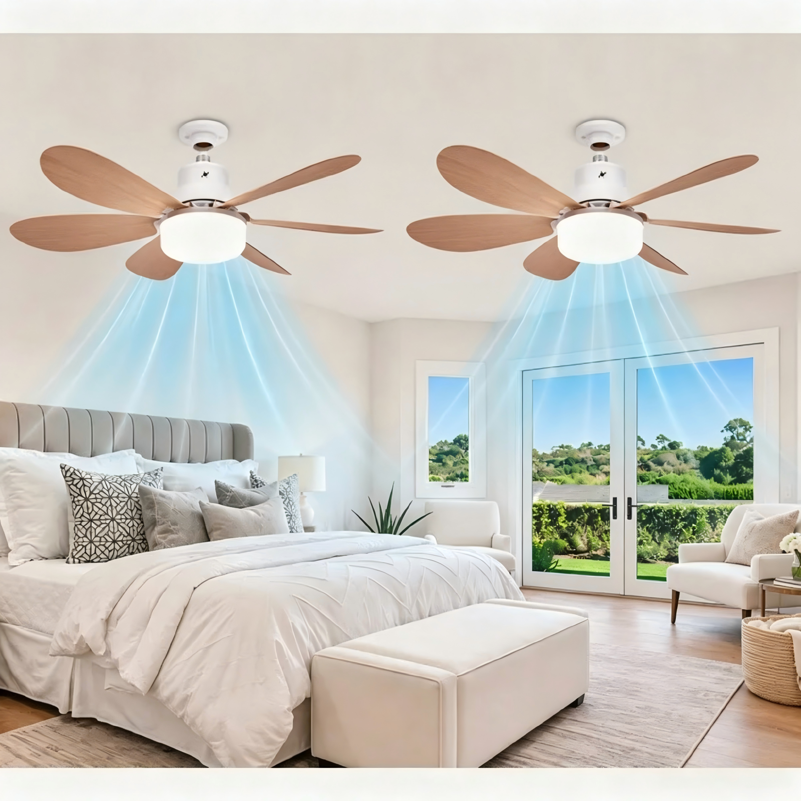 Due ventilatori a soffitto con pale in legno e luci sopra un letto.