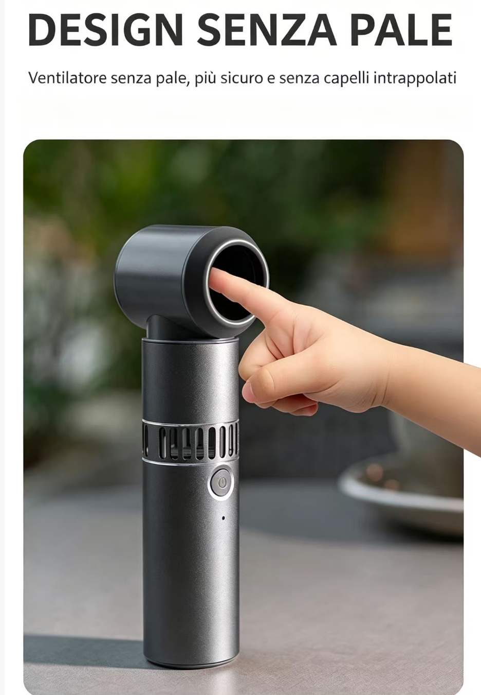 Un dito tocca un ventilatore scuro senza pale su un tavolo.