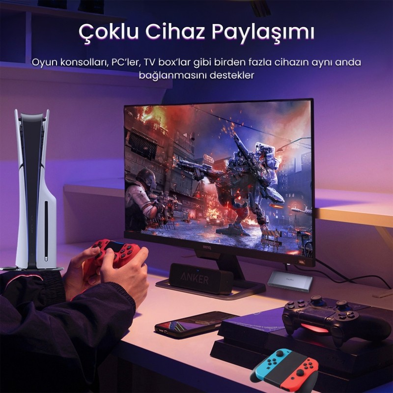 Oyun kurulumlu bir masa: konsol, oyunlu monitör, kontrolcüler.
