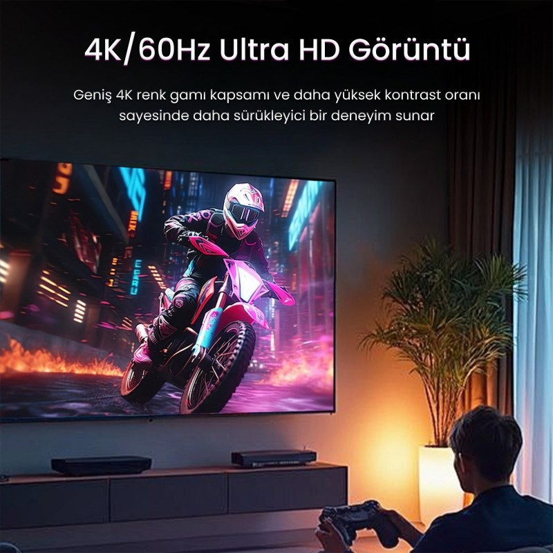Bir kişi büyük bir 4K TV ekranında motosiklet yarışı oyunu oynuyor.