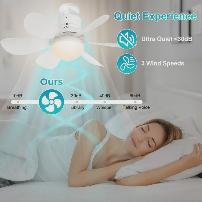 Un ventilatore da soffitto bianco con luce sopra una donna che dorme. Livelli di rumore mostrati.
