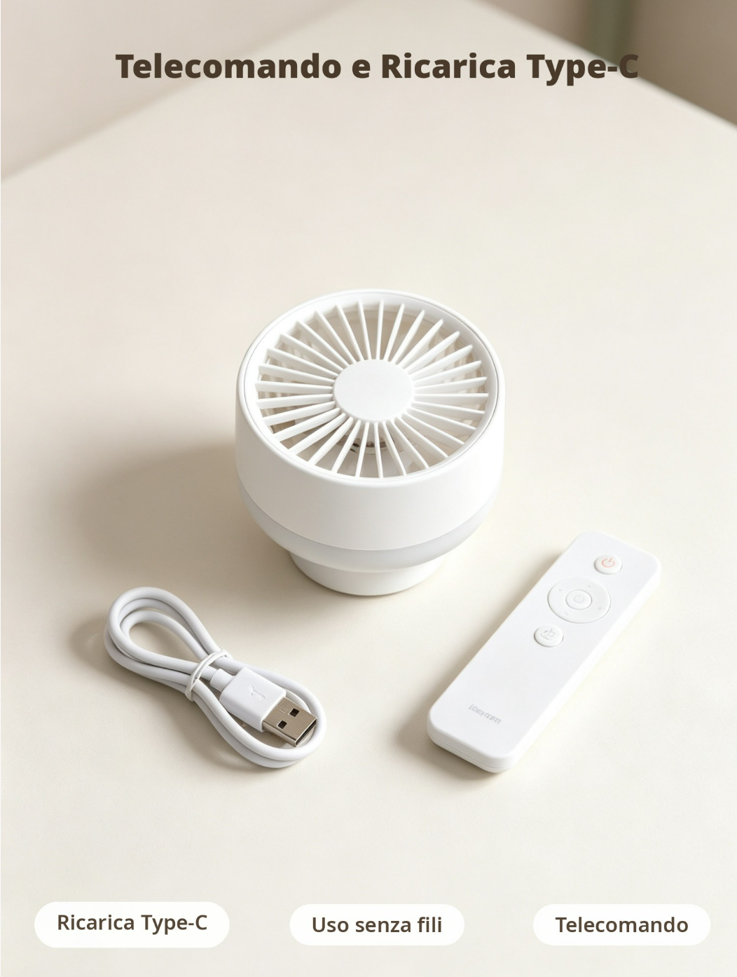 Ventilatore bianco, cavo USB e telecomando su superficie chiara.