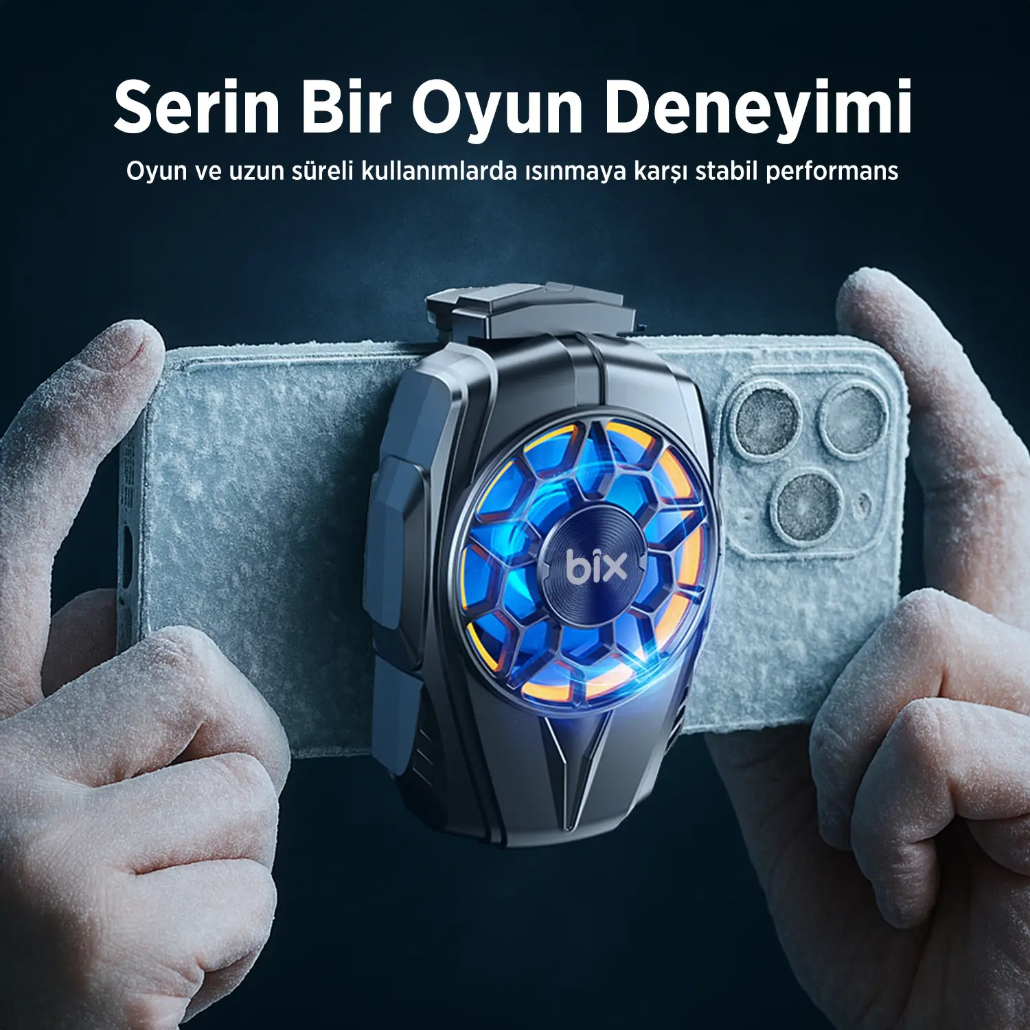 Akıllı telefona takılı, mavi ve turuncu ışıklı telefon soğutucu, ellerle tutuluyor.